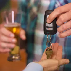 Schlüsselübergabe nach einem Bier. Die Frage "wieviel Promille nach 1 Bier?" bleibt offen, aber das Fahren ist tabu.
