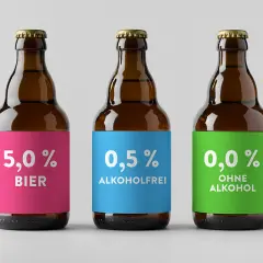 Drei Bierflaschen: 5,0% Bier, 0,5% alkoholfrei und 0,0% ohne Alkohol.