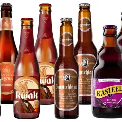 Verschiedene bockbier sorten, darunter Gouden Carolus Ambrio, Pauwel Kwak und Kasteel Rubus Framboise, in Glasflaschen.