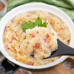 Herzhaftes Sauerkraut aus dem Glas zubereiten, mit Speck und Kümmel verfeinert. Ein Löffel voller Genuss!