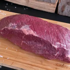 Rohes Rinderfleisch, ideal für Sauerbraten. Dieses Stück vom Rind wartet darauf, mariniert und zu einem köstlichen Gericht verarbeitet zu werden.