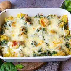 Herzhafter Auflauf mit Spinat und Kartoffeln, überbacken mit goldbraunem Käse. Frisch und lecker!