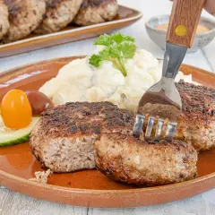 Beefsteak nach Omas Rezept: saftige Frikadellen mit Kartoffelsalat und Gurke, ein Klassiker, der immer schmeckt.