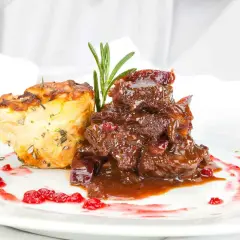 Deftiges Gulasch mit Preiselbeeren und Kartoffelgratin. Einfache reh rezepte für ein festliches Essen.