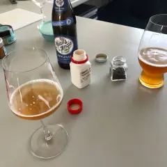 Zwei Gläser Weizenbier, eine Flasche Maisel's Weisse und kleine Gläser mit Gewürzen. Der Weizenbier Geschmack wird durch die Zutaten verfeinert.