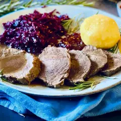 Saftiger Rinderbraten, 1,5 kg, wie lange schmoren? Dazu Rotkohl und Klöße.