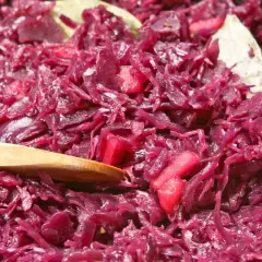 Leckeres rotkohl rezept aus dem glas, mit Apfelstücken und Lorbeerblättern, bereit zum Servieren.