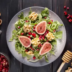 Salat mit Feigen, Granatapfelkernen und Walnüssen. Perfekt für leckere Walnuss Rezepte.
