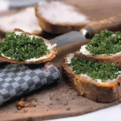Schnittlauchcreme auf rustikalem Brot, garniert mit frischem Schnittlauch. Ein Genuss für jeden Tag.