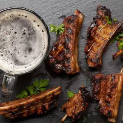 Gegrillte Rippchen mit Bier. Perfekt mariniertes Fleisch einlegen zum Grillen, dazu ein kühles Bier.