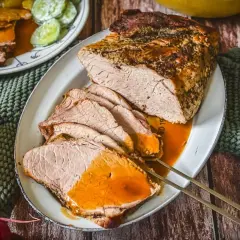 Saftiger Schweinebraten, perfekt gegart bei der richtigen Schweinebraten Temperatur Umluft. Serviert mit Sauce und Beilagen.