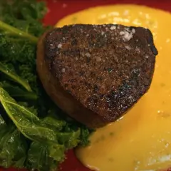 Ein zartes Stück Fleisch mit cremiger Sauce Hollandaise und Grünkohl. Ein Klassiker unter den Rezepten mit Sauce Hollandaise und Fleisch.