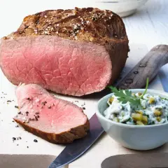 Saftiges Roastbeef mit einer cremigen Remoulade, garniert mit Petersilie. Perfekt für ein festliches Mahl.