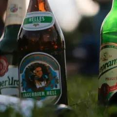Augustiner Lagerbier Hell, ein Bier mit Tradition. Die Flaschen stehen im Gras, bereit für den Genuss.