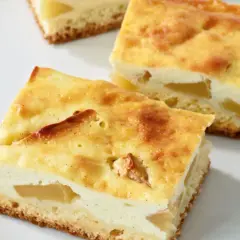 Saftiger Apfelkuchen aus der Kastenform mit einer cremigen Quarkschicht und zarten Apfelstücken.
