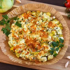Herzhaft überbackener Kohlrabi-Auflauf mit Käse und Kräutern. Was passt zu Kohlrabi? Dieser Auflauf! Dazu frische Tomaten und Knoblauch.