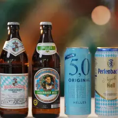 Bekannte biermarken: Flaschen und Dosen von Augustiner, Tegernseer, 5.0, Perlenbacher und Schultenbräu stehen nebeneinander.