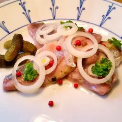 Matjesfilets mit Zwiebelringen, Dill und Gewürzgurken. Ein Gericht, das man auch an Aschermittwoch ohne Fleisch genießen kann.