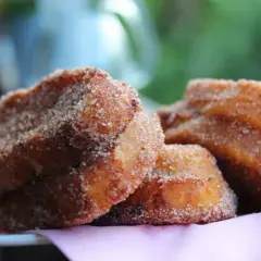 Leckere Zwetschgenbavesen, goldbraun frittiert und in Zucker-Zimt gewälzt. Ein süßer Genuss, der nach Omas zwetschgenbavesen rezept duftet.