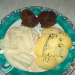 Zwei Frikadellen mit Salzkartoffeln und Kohlrabi in heller Soße. Ein leckeres Gericht, das zeigt, wie vielseitig Kohlrabi Rezepte sein können.