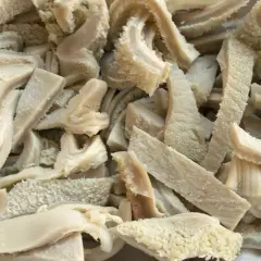 Ein Haufen vorbereiteter Kutteln, bereit für ein leckeres rezept kutteln gebraten.