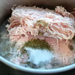 Hackfleisch in einem Topf mit Gewürzen und Salz, bereit, die Flomen auszulassen.