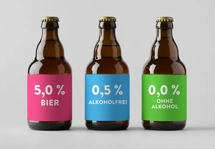 Drei Bierflaschen: 5,0% Bier, 0,5% alkoholfrei und 0,0% ohne Alkohol.