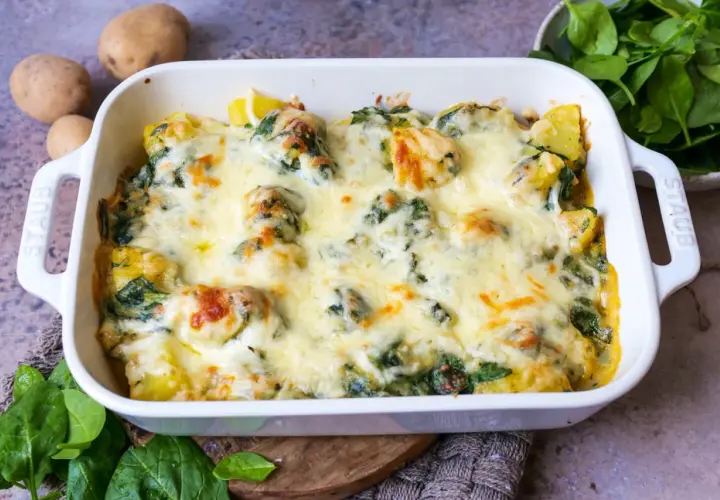 Herzhafter Auflauf mit Spinat und Kartoffeln, überbacken mit goldbraunem Käse. Frisch und lecker!