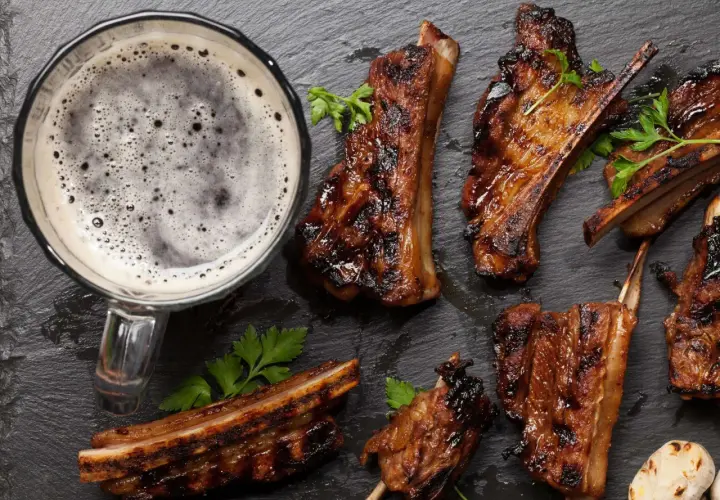 Gegrillte Rippchen mit Bier. Perfekt mariniertes Fleisch einlegen zum Grillen, dazu ein kühles Bier.