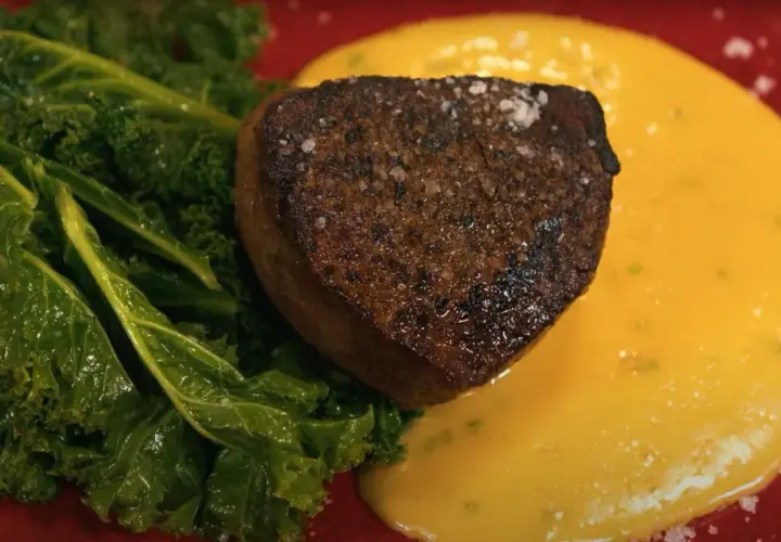 Ein zartes Stück Fleisch mit cremiger Sauce Hollandaise und Grünkohl. Ein Klassiker unter den Rezepten mit Sauce Hollandaise und Fleisch.
