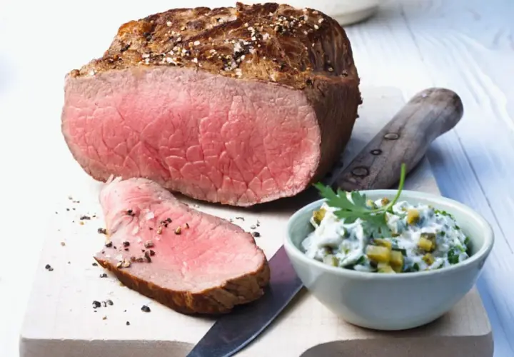 Saftiges Roastbeef mit einer cremigen Remoulade, garniert mit Petersilie. Perfekt für ein festliches Mahl.