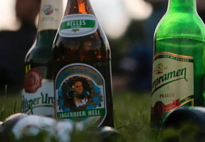Augustiner Lagerbier Hell, ein Bier mit Tradition. Die Flaschen stehen im Gras, bereit für den Genuss.
