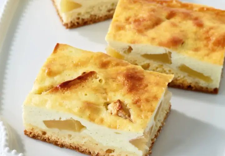 Saftiger Apfelkuchen aus der Kastenform mit einer cremigen Quarkschicht und zarten Apfelstücken.