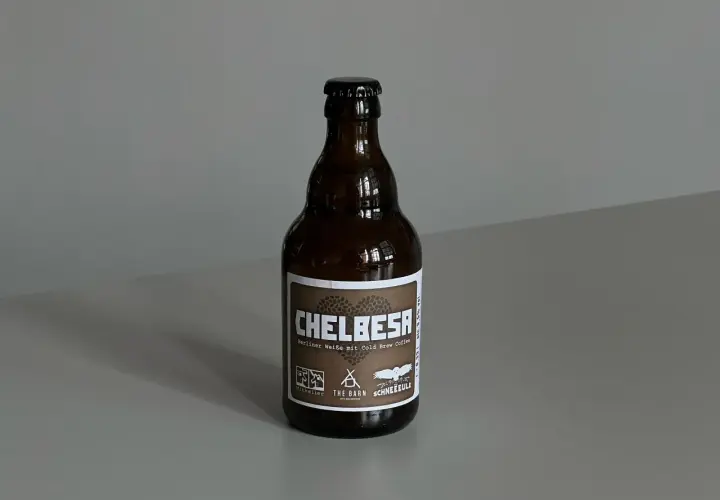 Eine braune Flasche mit dem Etikett "CHELBESA Berliner Weiße mit Cold Brew Coffee". Eine von vielen spannenden Berliner Weisse Sorten.