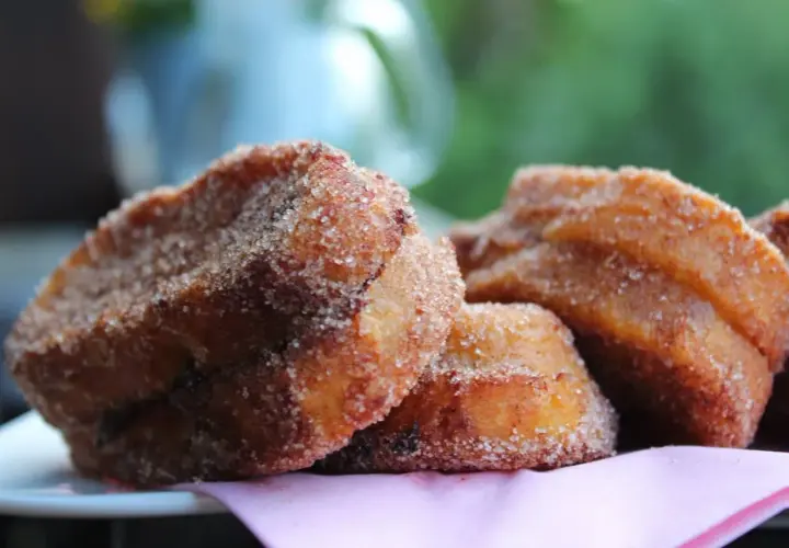 Leckere Zwetschgenbavesen, goldbraun frittiert und in Zucker-Zimt gewälzt. Ein süßer Genuss, der nach Omas zwetschgenbavesen rezept duftet.