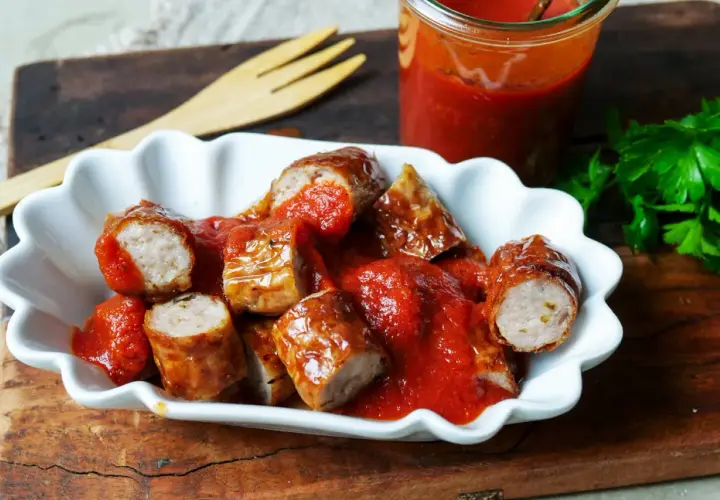 Eine Portion Currywurst mit Pommes, übergossen mit einer würzigen Sauce. Ein Klassiker, der immer schmeckt!
