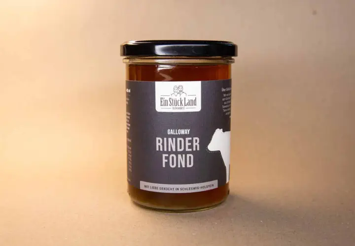 Glas mit Galloway Rinder Fond von "Ein Stück Land". Dieser Rinderfond wird mit Liebe in Schleswig-Holstein gekocht.