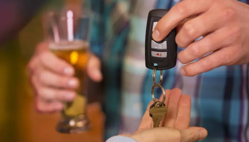 Schlüsselübergabe nach einem Bier. Die Frage "wieviel Promille nach 1 Bier?" bleibt offen, aber das Fahren ist tabu.