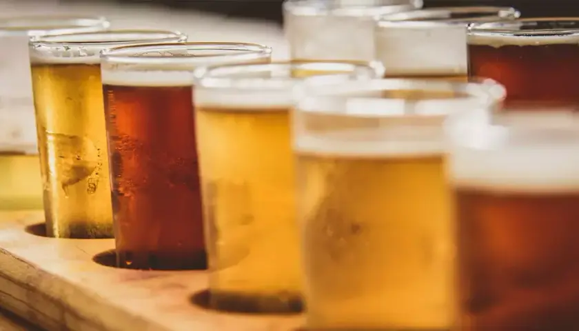 Bierprobe mit verschiedenen Sorten, von hellem Lager bis dunklem Ale. Ein Genuss für Bierliebhaber, die die Vielfalt der 35 ibu hopfung erleben möchten.