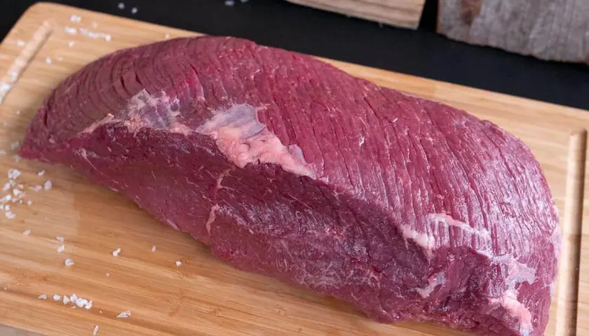 Rohes Rinderfleisch, ideal für Sauerbraten. Dieses Stück vom Rind wartet darauf, mariniert und zu einem köstlichen Gericht verarbeitet zu werden.