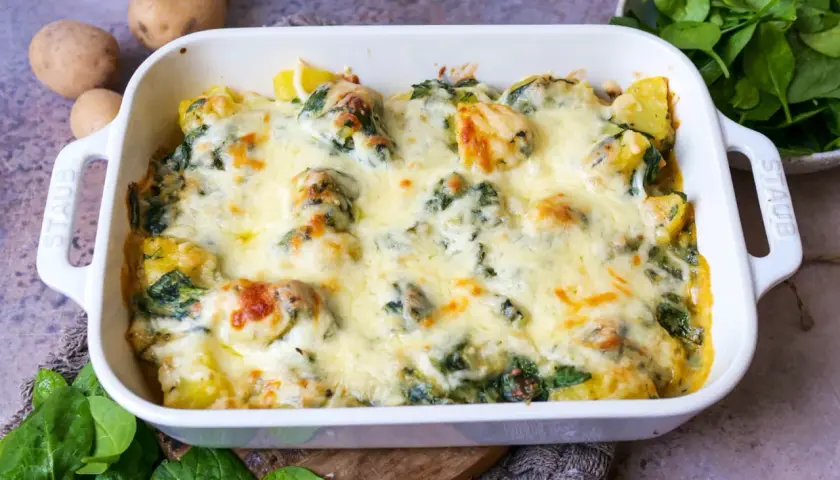 Herzhafter Auflauf mit Spinat und Kartoffeln, überbacken mit goldbraunem Käse. Frisch und lecker!