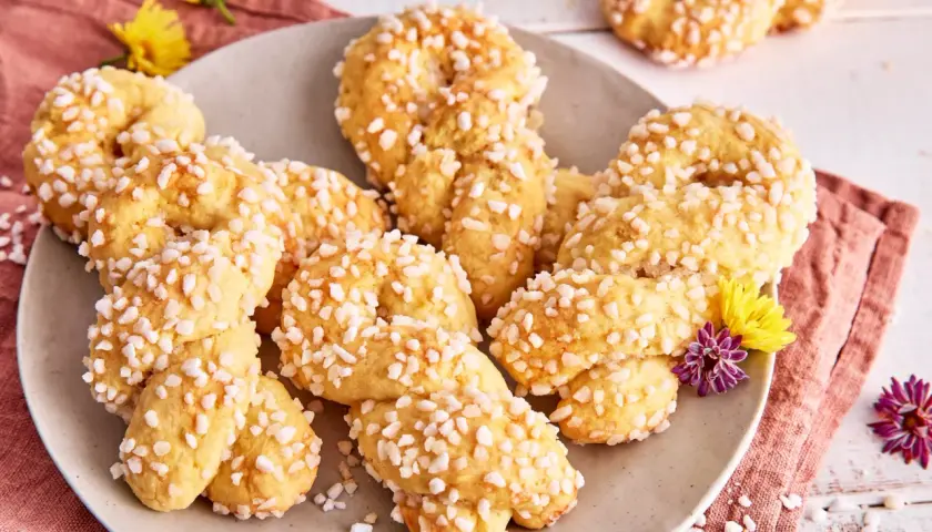 Landfrauen Rezept: Flachswickel, zarte Kekse mit Zuckerkristallen, dekoriert mit Blumen.