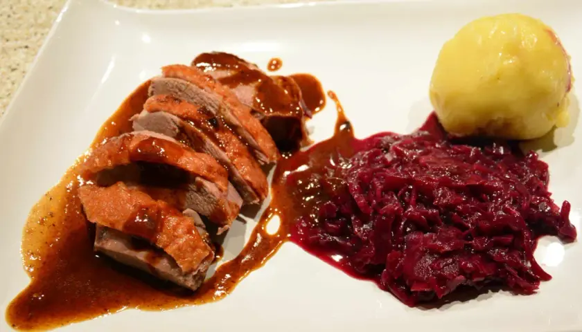 Gegrillte Entenbrust mit Rotkohl und Klößen, übergossen mit einer köstlichen Entensauce. Ein perfektes Rezept für ein festliches Mahl.