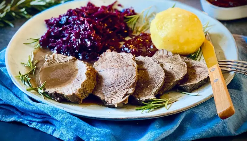 Saftiger Rinderbraten, 1,5 kg, wie lange schmoren? Dazu Rotkohl und Klöße.