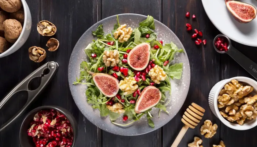 Salat mit Feigen, Granatapfelkernen und Walnüssen. Perfekt für leckere Walnuss Rezepte.