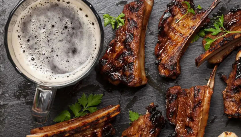 Gegrillte Rippchen mit Bier. Perfekt mariniertes Fleisch einlegen zum Grillen, dazu ein kühles Bier.