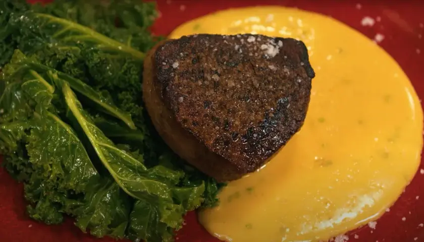 Ein zartes Stück Fleisch mit cremiger Sauce Hollandaise und Grünkohl. Ein Klassiker unter den Rezepten mit Sauce Hollandaise und Fleisch.
