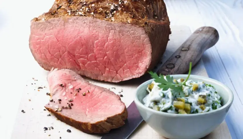 Saftiges Roastbeef mit einer cremigen Remoulade, garniert mit Petersilie. Perfekt für ein festliches Mahl.