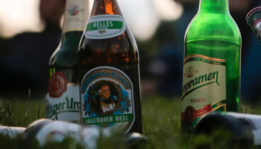 Augustiner Lagerbier Hell, ein Bier mit Tradition. Die Flaschen stehen im Gras, bereit für den Genuss.