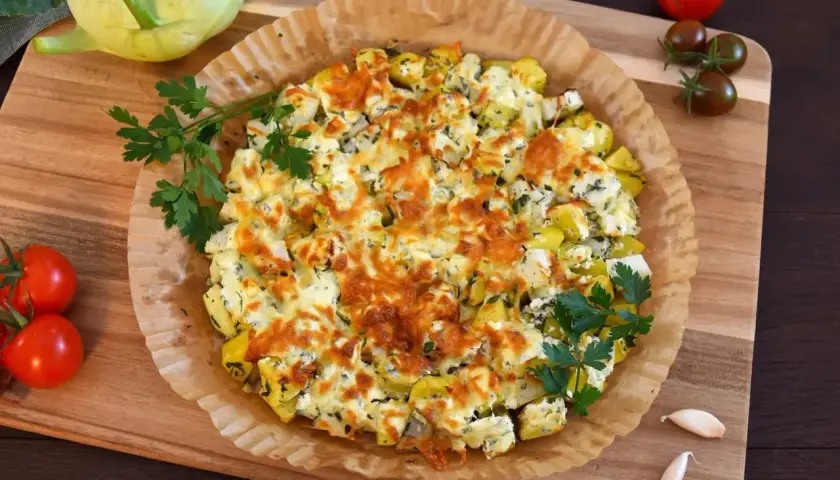 Herzhaft überbackener Kohlrabi-Auflauf mit Käse und Kräutern. Was passt zu Kohlrabi? Dieser Auflauf! Dazu frische Tomaten und Knoblauch.